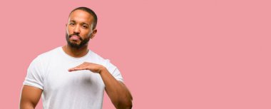 Sakallı bir şey boyut kavramı holding African american adam