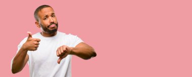 Sakallı Afrikalı-Amerikalı adam ile başparmak yukarı ve aşağı, şüphe ve hayal kırıklığı ifade bir karar almaya karışık