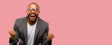 Sakal mutlu ve heyecanlı kutluyor zafer büyük başarı, güç, enerji ve olumlu duygular ifade olan Afrika kökenli Amerikalı adam. Yeni iş neşeli kutluyor