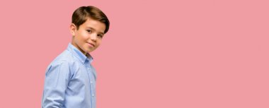 Kendinden emin ve mutlu bir büyük doğal gülümseme gülmek ile yeşil gözlü yakışıklı yürümeye başlayan çocuk