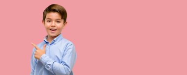 Uzak yan parmak ile işaret eden yeşil gözlü yakışıklı yürümeye başlayan çocuk