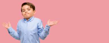 Yeşil gözlü yakışıklı yürümeye başlayan çocuk ifade şüphe, şaşırtmak ve kavramı, belirsiz gelecek merak ediyorum