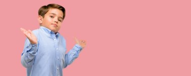 Yeşil gözlü yakışıklı yürümeye başlayan çocuk ifade şüphe, şaşırtmak ve kavramı, belirsiz gelecek merak ediyorum