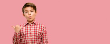 Mutlu ve yukarı dönük ifade wow jest tezahürat yeşil gözlü yakışıklı yürümeye başlayan çocuk