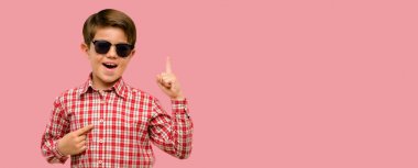 Mutlu ve yukarı dönük ifade wow jest tezahürat yeşil gözlü yakışıklı yürümeye başlayan çocuk