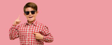 Mutlu ve yukarı dönük ifade wow jest tezahürat yeşil gözlü yakışıklı yürümeye başlayan çocuk