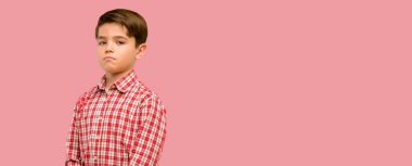 Kendinden emin ve mutlu kameraya bakarak büyük bir doğal gülümseme ile yeşil gözlü yakışıklı yürümeye başlayan çocuk