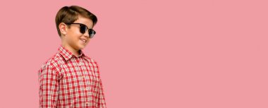 Kendinden emin ve mutlu bir büyük doğal gülümseme gülmek ile yeşil gözlü yakışıklı yürümeye başlayan çocuk