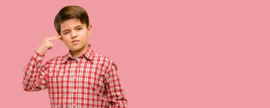 Mutsuz yeşil gözlü yakışıklı yürümeye başlayan çocuk intihar jest yapmak her şeyi yorgun. Sürgünler silah, taklit el ile üzgün