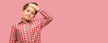 Çok korkmuş ve sinir anksiyete ve panik jest, bunalmış ifade yeşil gözlü yakışıklı yürümeye başlayan çocuk