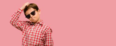 Yeşil gözlü yakışıklı yürümeye başlayan çocuk ifade şüphe, şaşırtmak ve kavramı, belirsiz gelecek merak ediyorum