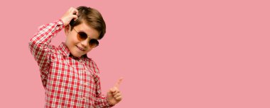 Uzak yan parmak ile işaret eden yeşil gözlü yakışıklı yürümeye başlayan çocuk