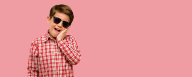 Çok mutlu ve kendinden emin bir büyük gülümseme sürpriz parmak gösterilen yeşil gözlü yakışıklı yürümeye başlayan çocuk