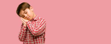 Yorgun ve bıkkın, yeşil gözlü yakışıklı yürümeye başlayan çocuk yorgun bir uzun gün overworking nedeniyle