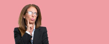 Düşünme ve şüphe ve merak ifade arıyorum orta yaş iş kadını
