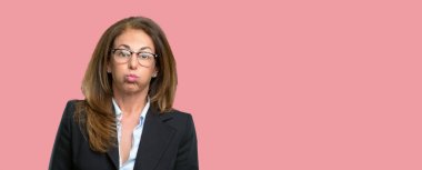 Yanakları şişirme orta yaş iş kadını yüz komik yapma eğleniyor