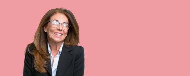 Orta yaş iş kadını kendinden emin ve mutlu bir büyük doğal gülümseme komik ararken