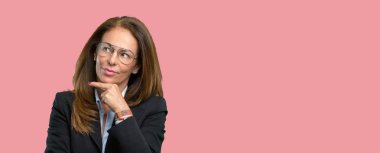 Soru ve şüphe ifade etmek acımak yüz ile düşünceli düşünme orta yaş bir iş kadını. Çözüm düşünün