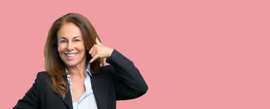 Orta yaş iş kadını mutlu ve heyecanlı bana jest telefon gibi şeklinde el ile gösteren arama yapma