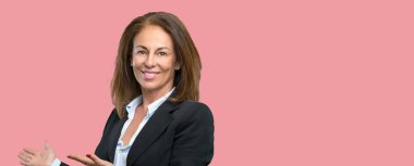 Orta yaş iş kadını kendinden emin ve mutlu bir büyük doğal gülümseme davet ile girmek için