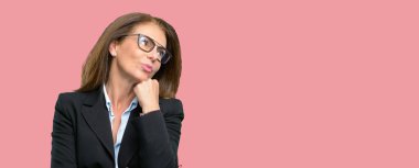 Düşünme ve şüphe ve merak ifade arıyorum orta yaş iş kadını