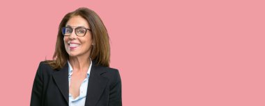 Orta yaş iş kadını kamera işareti itaatsizlik, protesto ve saygısızlık dilini dışarı yapışmasını