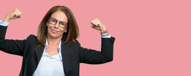 Orta yaş iş kadını onun iyi güç ve spor salonu konsept, sağlıklı yaşam ifade pazı gösterilen