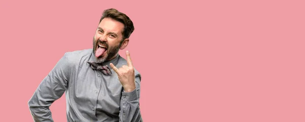 Uomo Mezza Età Con Barba Papillon Fare Rock Symbol Con — Foto Stock