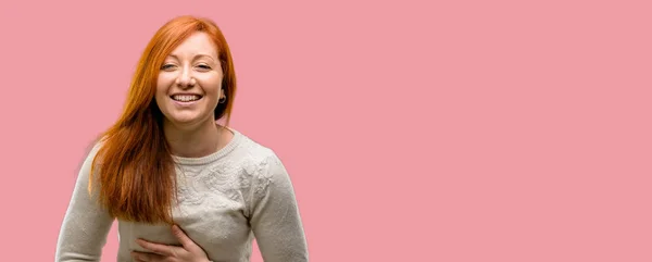 Mulher Ruiva Jovem Bonita Confiante Feliz Com Grande Sorriso Natural — Fotografia de Stock