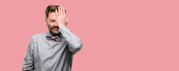 Hombre Mediana Edad Con Barba Pajarita Estresante Manteniendo Mano Cabeza —  Fotos de Stock