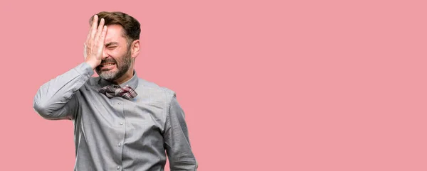 Homem Meia Idade Com Barba Gravata Borboleta Estressante Mantendo Mão — Fotografia de Stock