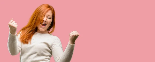 Bella Giovane Rossa Donna Felice Eccitata Esprimendo Gesto Vincente Vittoria — Foto Stock