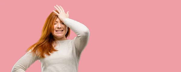 美しい若い赤毛の女性恐怖 不安とパニックのジェスチャー 圧倒を表現する神経 — ストック写真