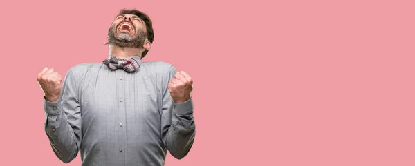 Чоловік Середнього Віку Бородою Краваткою Бантом Щасливий Схвильований Виражаючи Виграшний — стокове фото