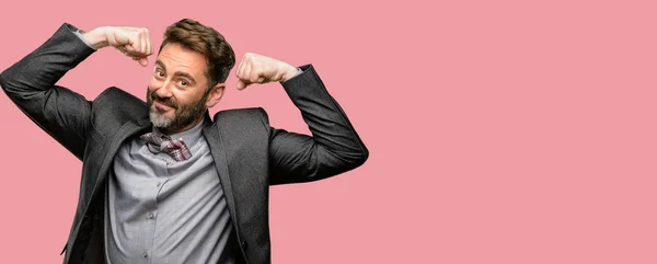 Middelbare Leeftijd Man Met Baard Strikje Tonen Biceps Uiting Van — Stockfoto