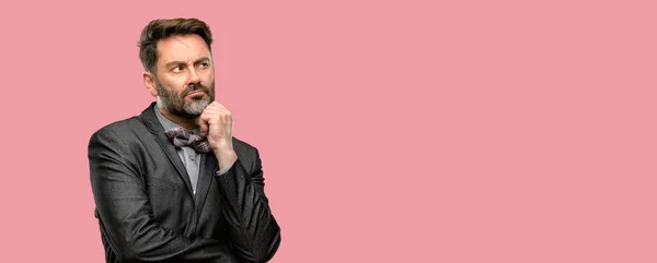 Uomo Mezza Età Con Barba Papillon Pensanti Premurosi Con Viso — Foto Stock