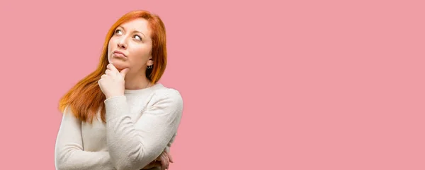 Piękna Młoda Redhead Kobieta Myśli Patrząc Górę Wyrażając Wątpliwości Zastanawiam — Zdjęcie stockowe