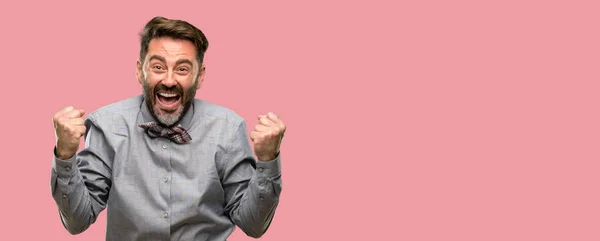 Hombre Mediana Edad Con Barba Pajarita Feliz Emocionado Celebrando Victoria — Foto de Stock