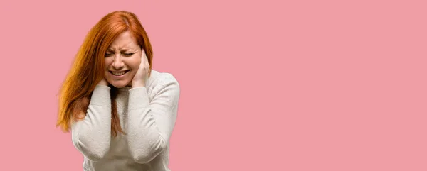 Mulher Ruiva Jovem Bonita Cobrindo Ouvidos Ignorando Ruído Alto Irritante — Fotografia de Stock