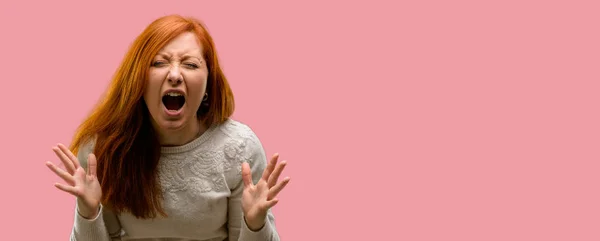 Mulher Ruiva Jovem Bonita Estressante Aterrorizada Pânico Gritando Exasperada Frustrada — Fotografia de Stock