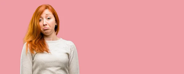 不信感 懐疑論および疑いを表現する懐疑的と不満の顔を持つ美しい若い赤毛の女性 — ストック写真