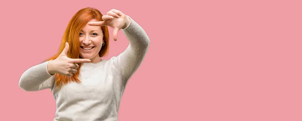 Mooie Jonge Roodharige Vrouw Zelfverzekerd Gelukkig Tonen Handen Naar Camera — Stockfoto