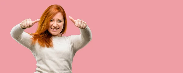 美丽的年轻红发妇女站在高兴和积极与竖起大拇指同意一个大的微笑表示好手势 — 图库照片