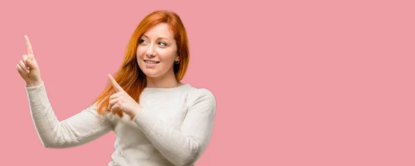 Piękna Młoda Redhead Kobieta Wskazując Drogi Boczne Palcami — Zdjęcie stockowe