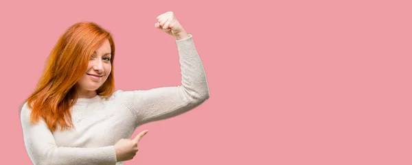 Belle Jeune Rousse Femme Pointant Biceps Exprimant Force Concept Gymnase — Photo