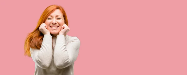 Mooie Jonge Roodharige Vrouw Zelfverzekerd Blij Met Een Grote Natuurlijke — Stockfoto