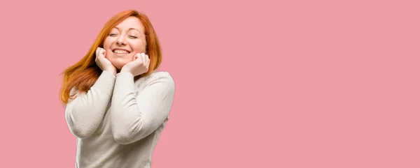 Bella Giovane Rossa Donna Fiduciosa Felice Con Grande Sorriso Naturale — Foto Stock