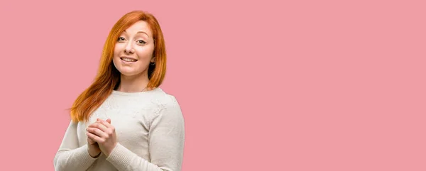 自信を持って 自然な笑顔と幸せの美しい若い赤毛の女性 — ストック写真