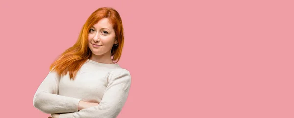 Mulher Ruiva Jovem Bonita Com Braços Cruzados Confiante Feliz Com — Fotografia de Stock