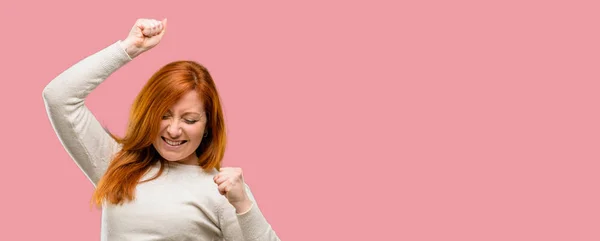 Bella Giovane Rossa Donna Felice Eccitata Esprimendo Gesto Vincente Vittoria — Foto Stock